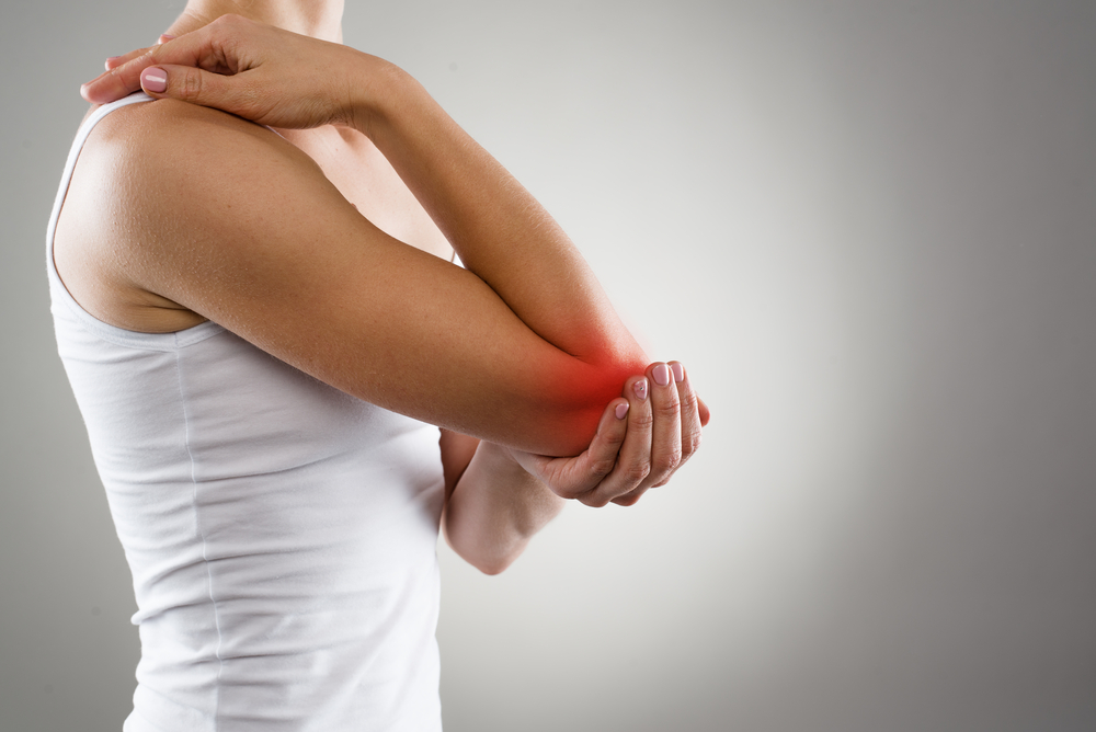 打保龄球时肘部也会受伤。有时，提供少量压缩的柔性织物有助于缓解疼痛。