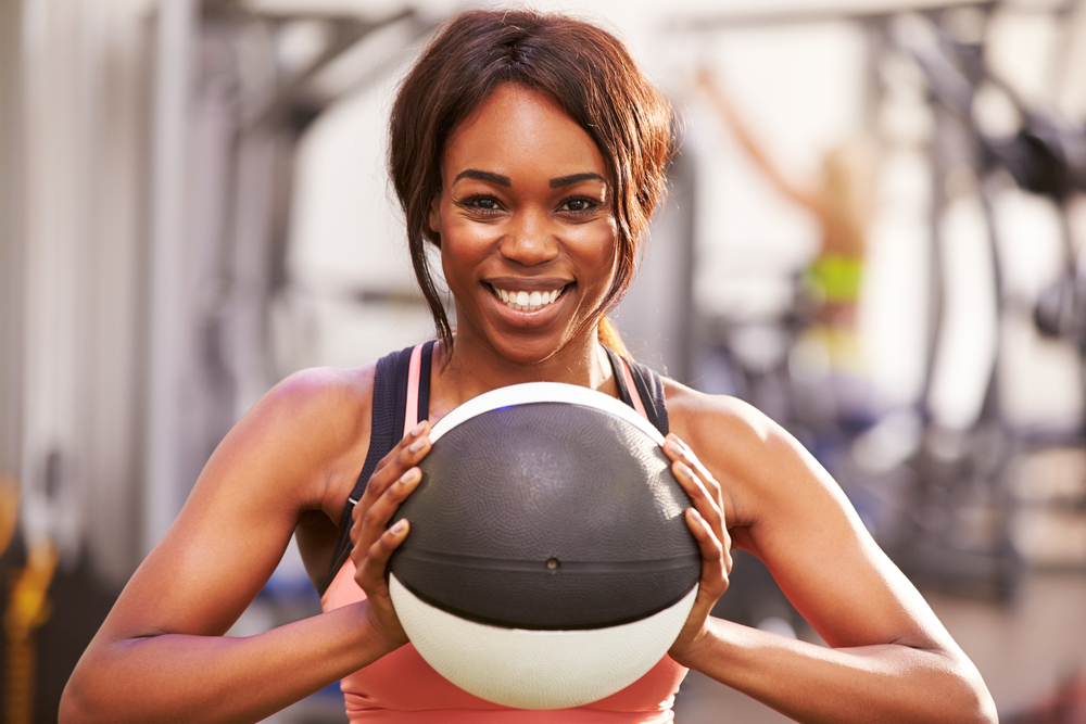 重量训练和力量训练都是锻炼上半身力量和肌肉质量的好选择。