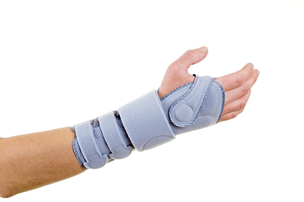 当手腕疼痛时，腕托提供支撑。