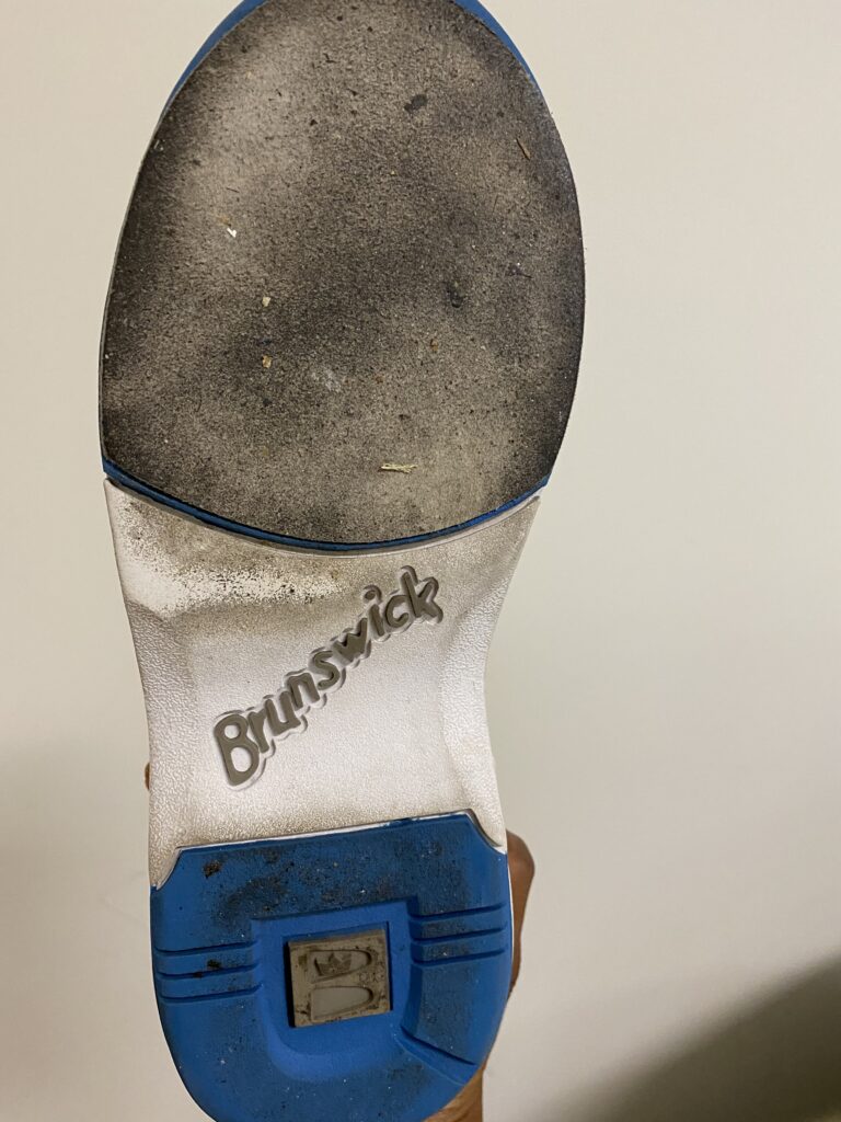 这张照片显示了我自己的保龄球鞋下面-一个布伦瑞克保龄球鞋与滑动鞋底和橡胶底。