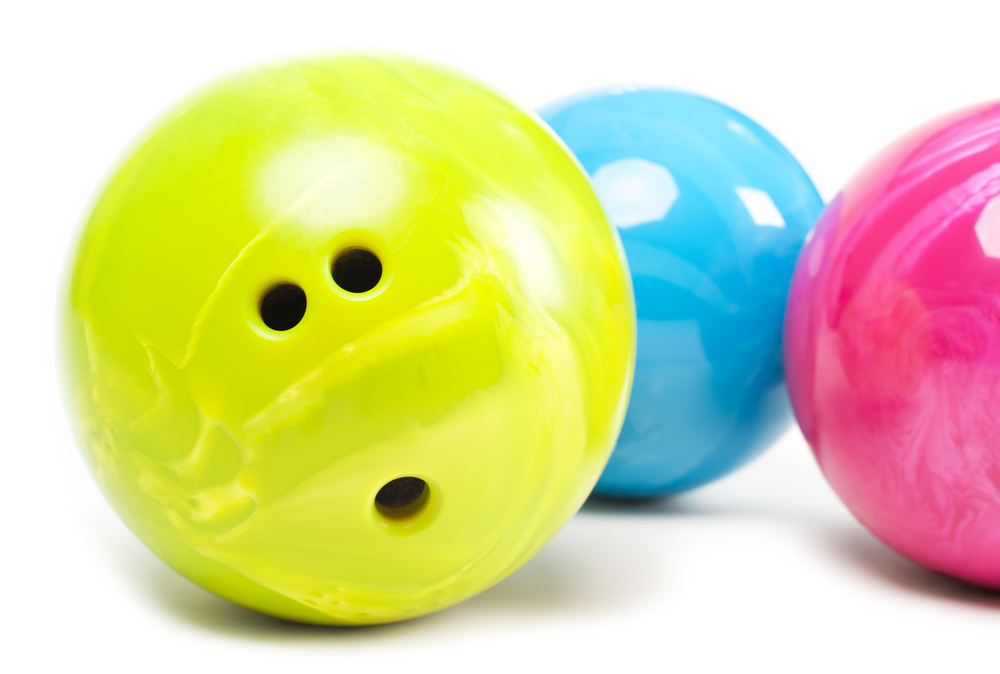 三种霓虹黄色、霓虹蓝色和霓虹粉色的保龄球具有标准的球性能。