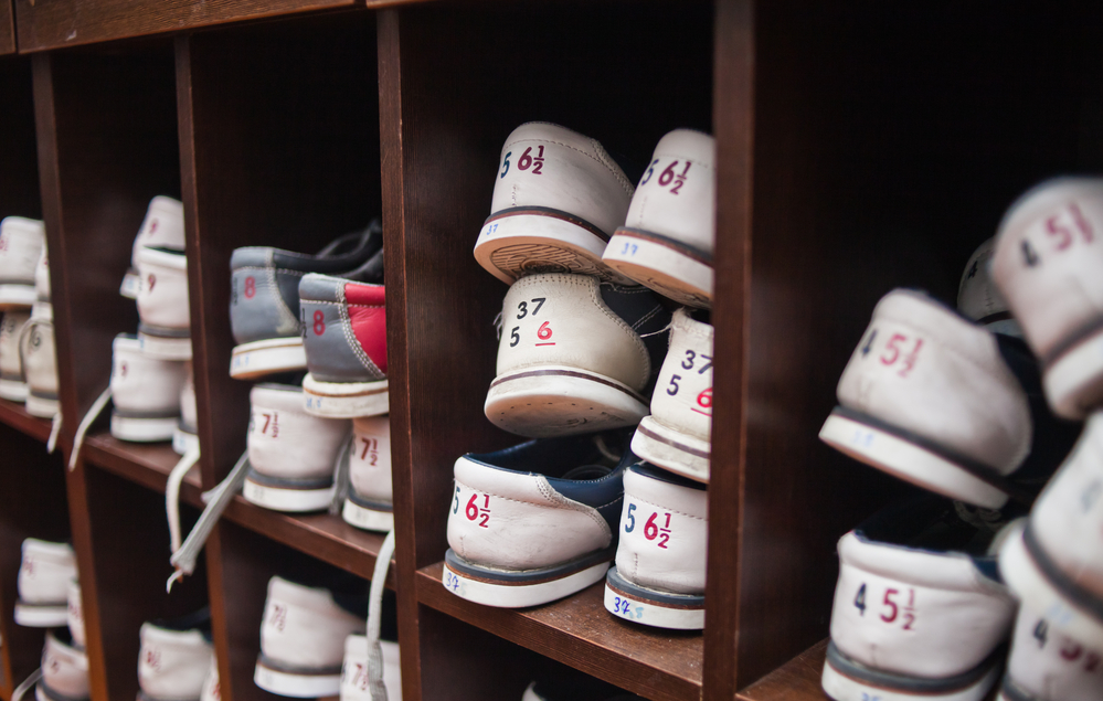 保龄球中心提供保龄球鞋的选择，你只需告诉他们你的尺寸。如果你有鞋子，这是一个加分项，特别是如果你的脚窄，或中宽的脚。